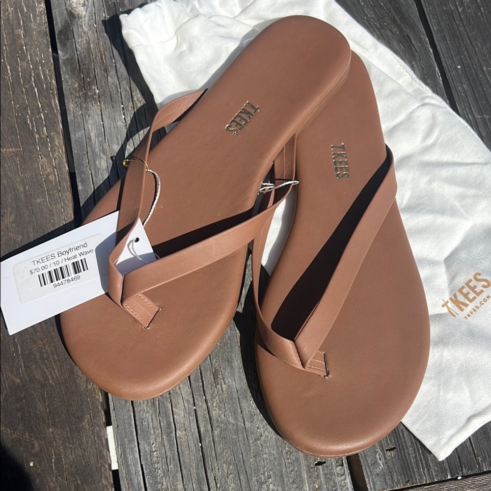 TEEKS NWT  Tan Sandals Minimalist Flip-Flop Style